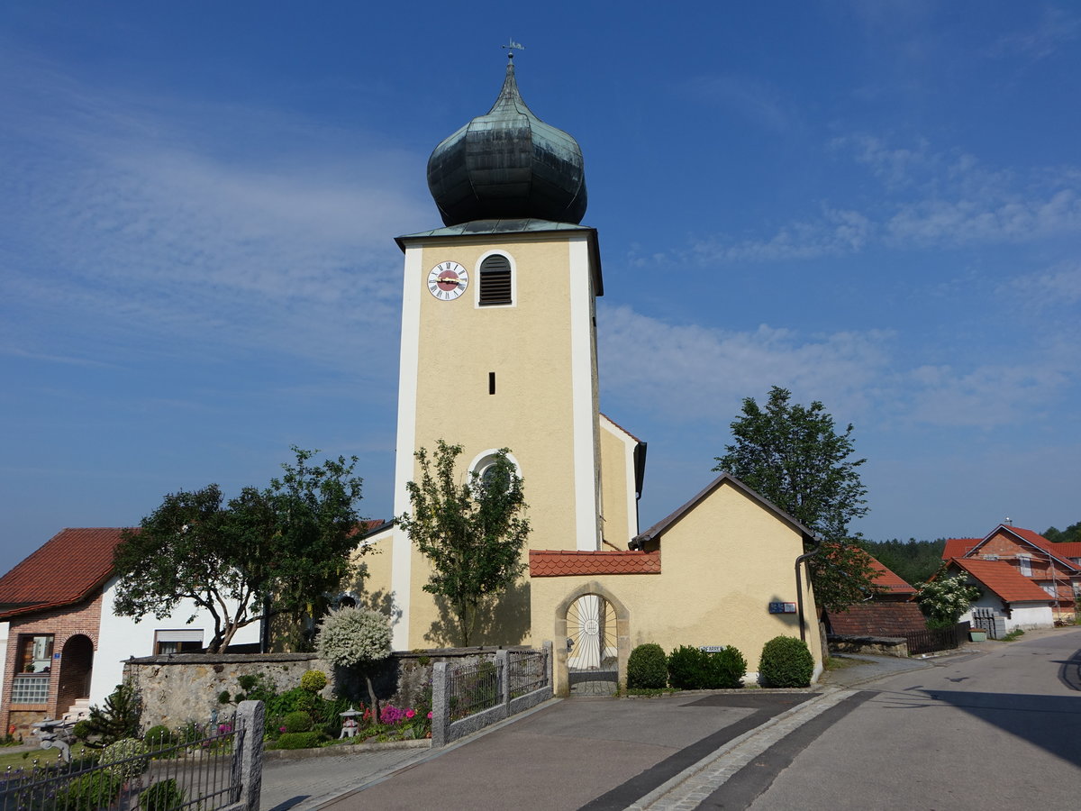 Taxldern, kath. Pfarrkirche St. Johannes Baptist, Chorturmkirche mit einfacher Putzgliederung, Kirchturm mit Zwiebelhaube, im Kern mittelalterlich, Langhaus und Turmhaube erbaut im 18. Jahrhundert (03.06.2017)