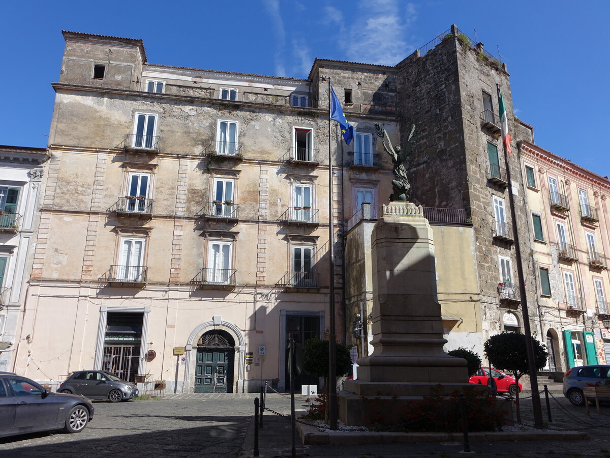 Teano, Castello und Denkmal an der Piazza della Vittoria (21.09.2022)