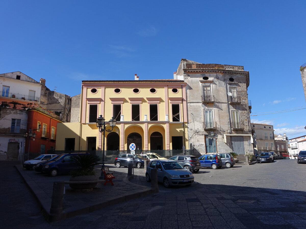 Teano, Huser an der Piazza Umberto I. (21.09.2022)