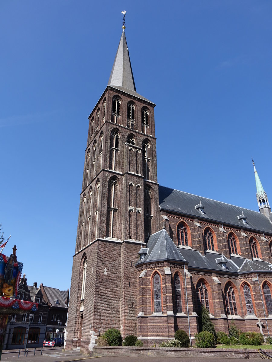 Tegelen, St. Martinus Kirche, neugotische Basilika mit fnfseitigen geschlossenen Chor und einem sptgotischen 68 Meter hohen Turm, erbaut von 1899 bis 1900 durch 
Caspar Franssen, Westturm von 1430 (05.05.2016)