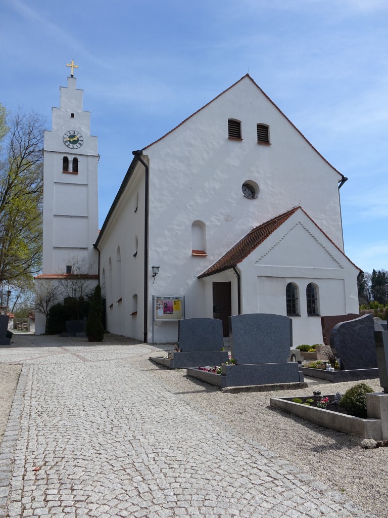 Tegernbach, Katholische Pfarrkirche Mari Reinigung, verputzte Saalkirche mit Satteldach, Chor 15. Jahrhundert, Langhaus Anfang 18. Jahrhundert (15.04.2015)