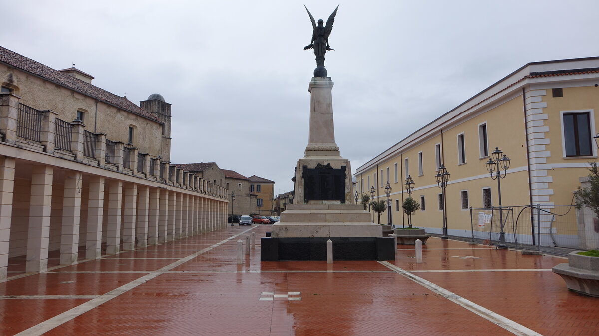 Teggiano, Denkmal an der Piazza Monsignor Valentino Vignone (27.02.2023)