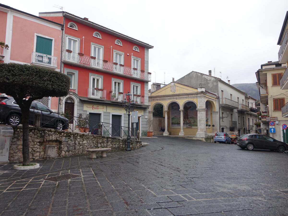 Teggiano, Huser und kleine Kirche an der Piazza San Cono (27.02.2023)