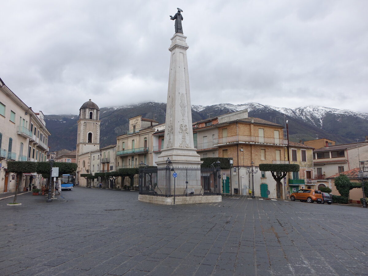 Teggiano, Obelisco di St. Cono und Kathedrale St. Maria Maggiore an der Piazza San Cono (27.02.2023)