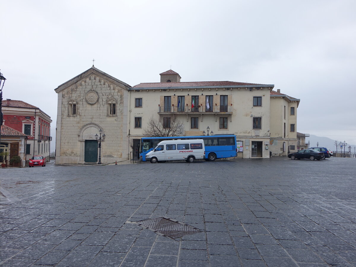 Teggiano, Pfarrkirche San Francesco und Rathaus an der Piazza dello Stato di Diano (27.02.2023)