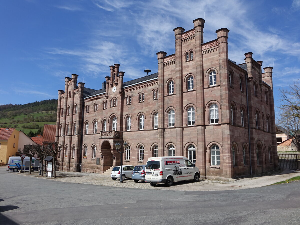 Teichel, historisches Rathaus am Markt, erbaut von 1863 bis 1867 nach Entwrfen des Architekten Wilhelm Adolph von Bamberg (17.04.2022)