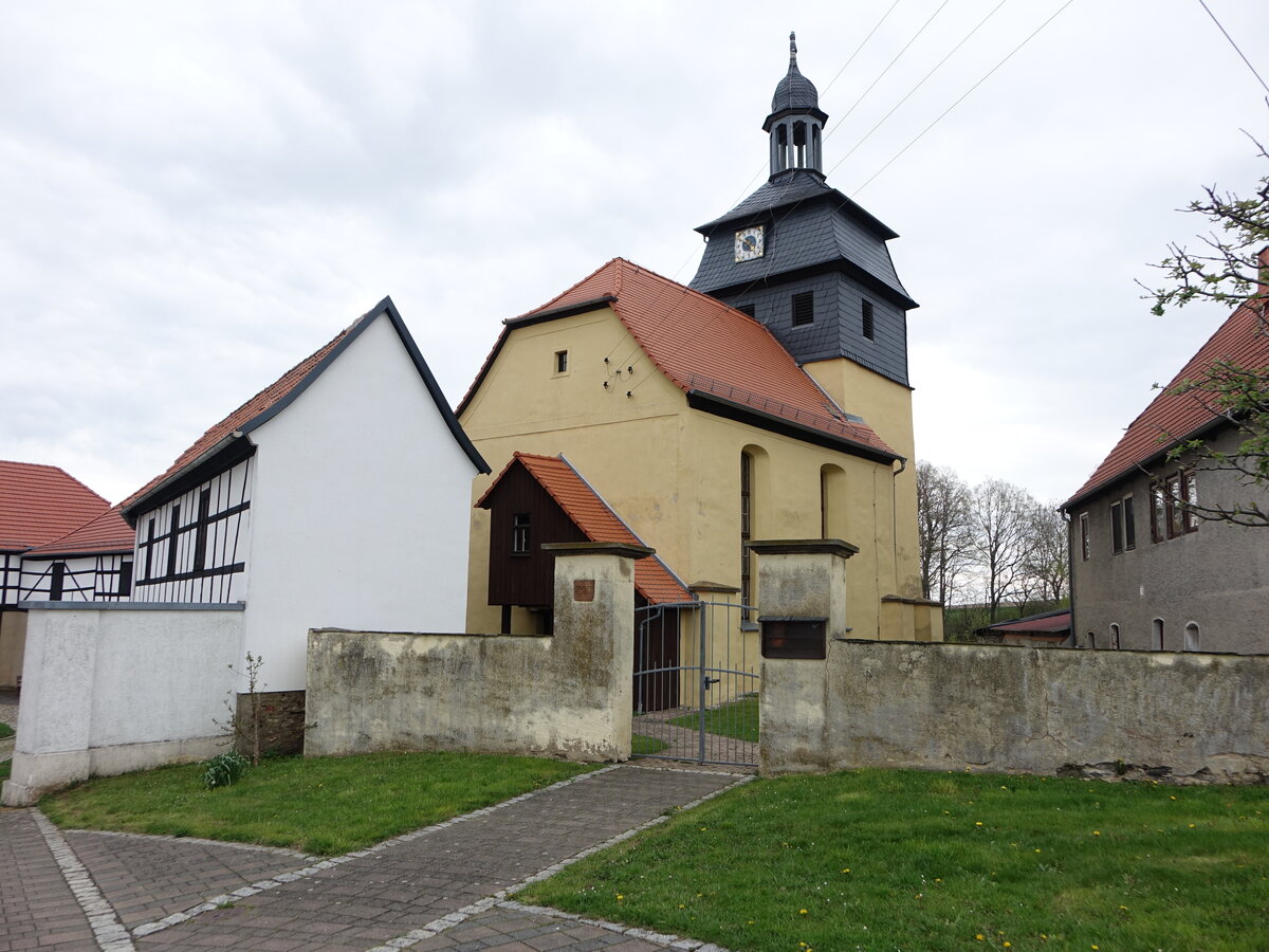 Teichwitz, evangelische St. Johannes Kirche, Kirchturm erbaut 1564, Langhaus von 1734 (29.04.2023)