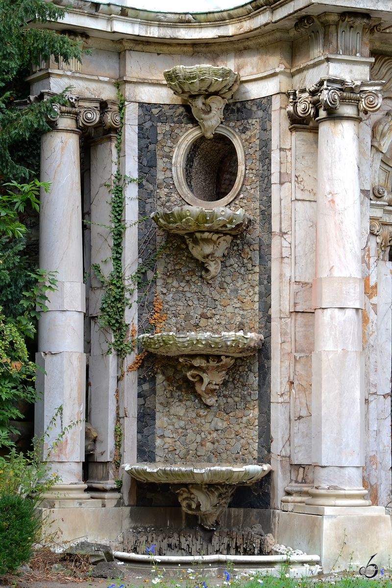 Teil der Aussenfassade der 1757 fertiggestellten Neptungrotte. (Potsdam, September 2012)