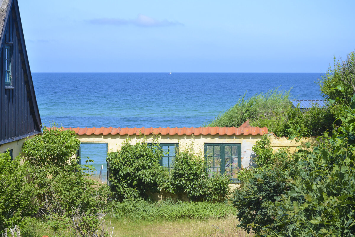 Teil eines Gebudes am Strandvejen in Tisvildeleje, Nordseeland. Aufnahme: 21. Juni 2023.