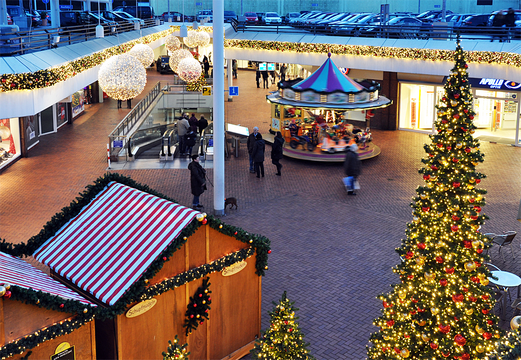 Teil der Weihnachtsbeleuchtung  im Einkaufszentrum Hürth (bei Köln) - 13.12.2013
