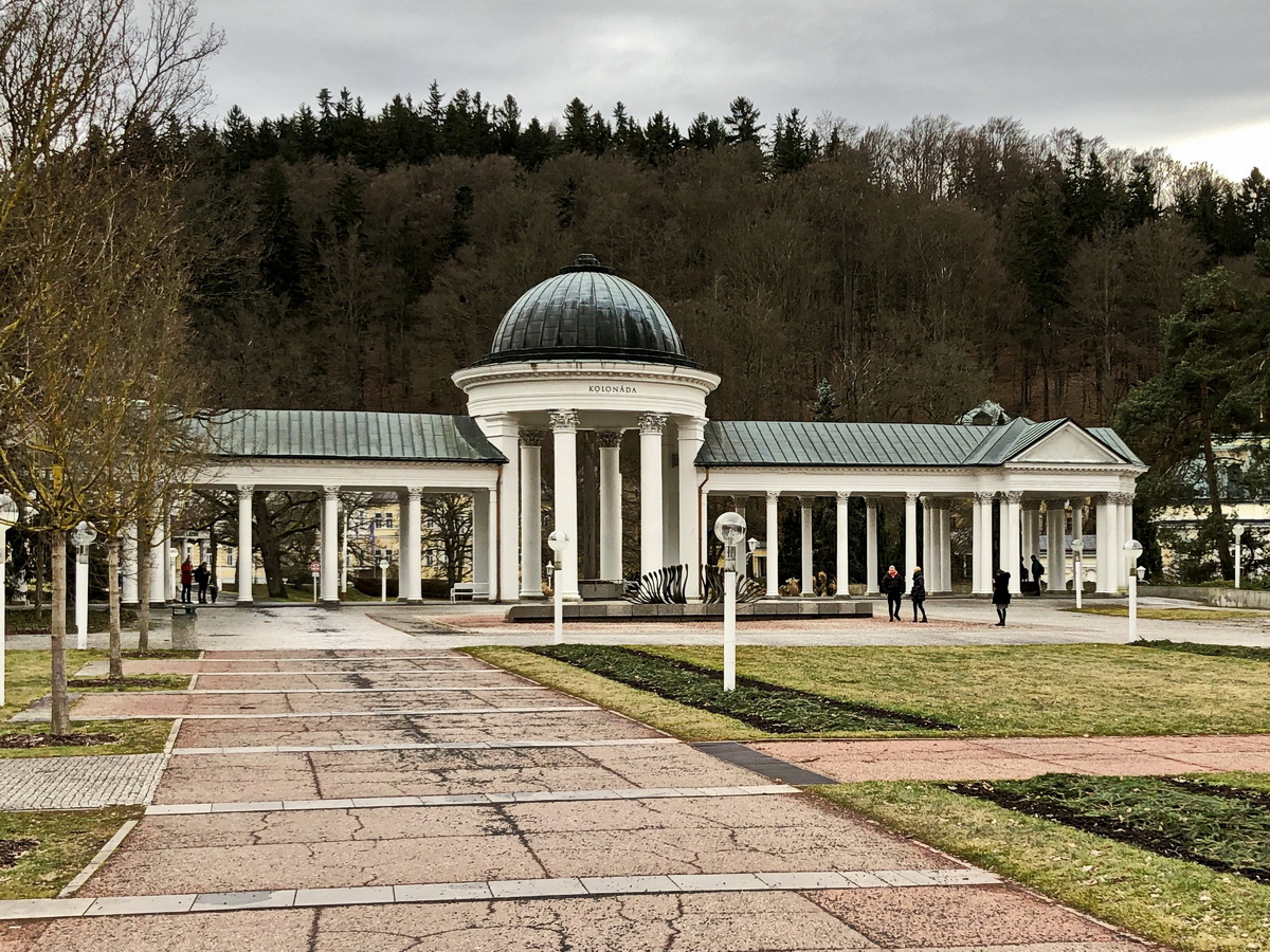 Teile der Kolonnade am Parkeingang gegenber dem Hotel Hotel Ensana Nov Lzně am 22. Februar 2020.