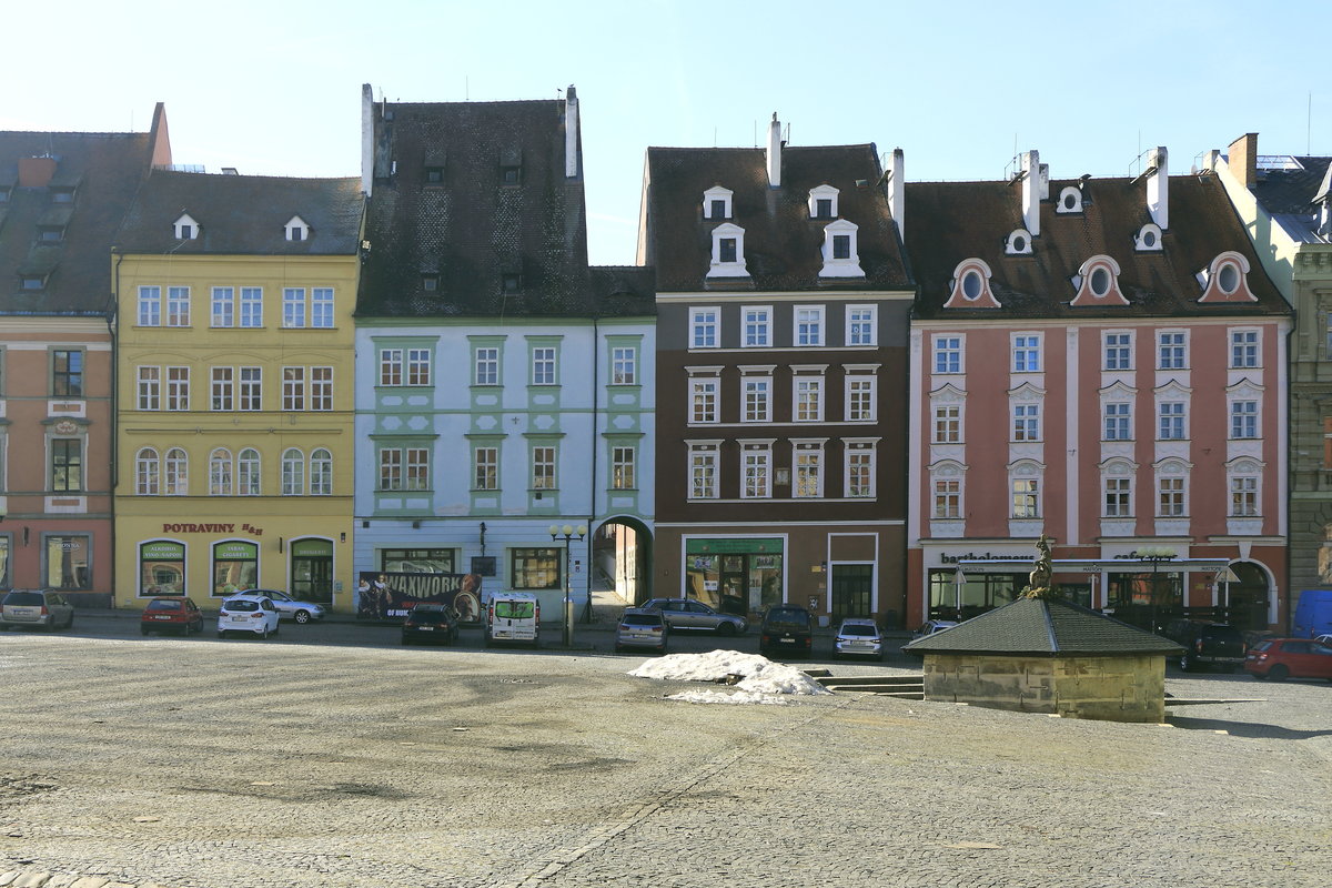 Teile der rechten Seite des Marktplatzes in Cheb (Eger) am 17. Februar 2019.