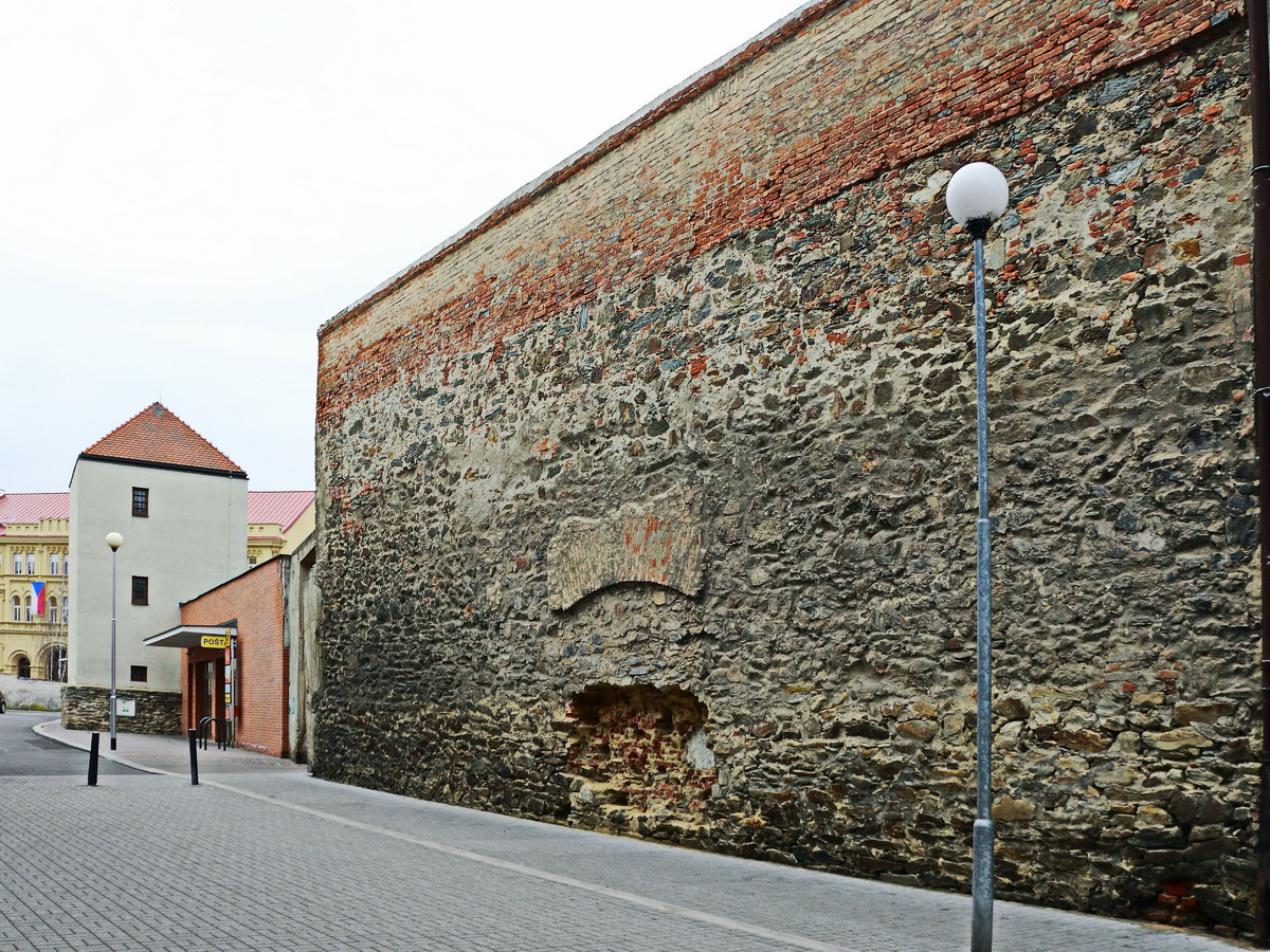 Teile der Reste der Stadtmauer in der Stadt Cheb am 21. April 2019.
