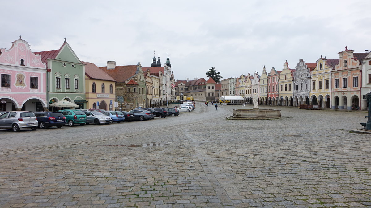 Telc, historische Huser am Zacharias von Neuhaus-Marktplatz (29.05.2019)