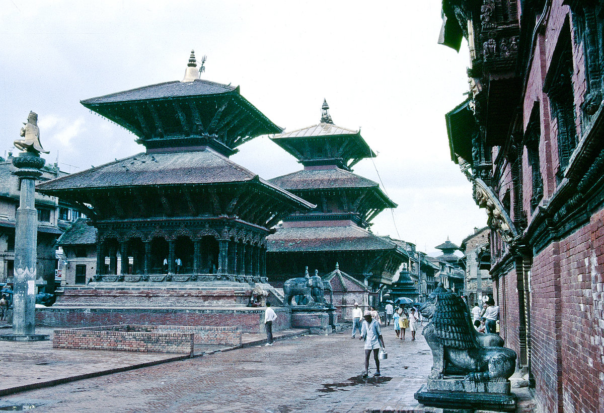Tempel am Durbar Platz in Bhaktapur. Bild vom Dia. Aufnahme: September 1988.