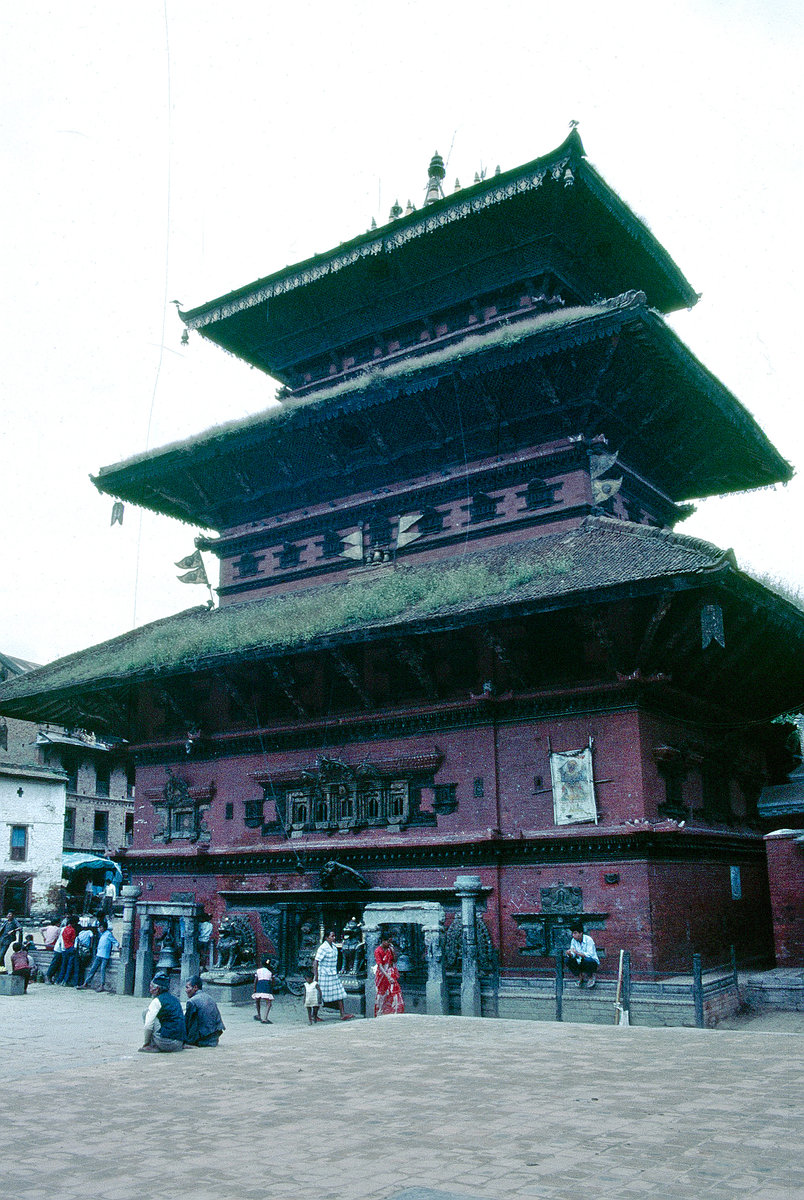 Tempel am Durbar Platz in Bhaktapur. Bild vom Dia. Aufnahme: September 1988.