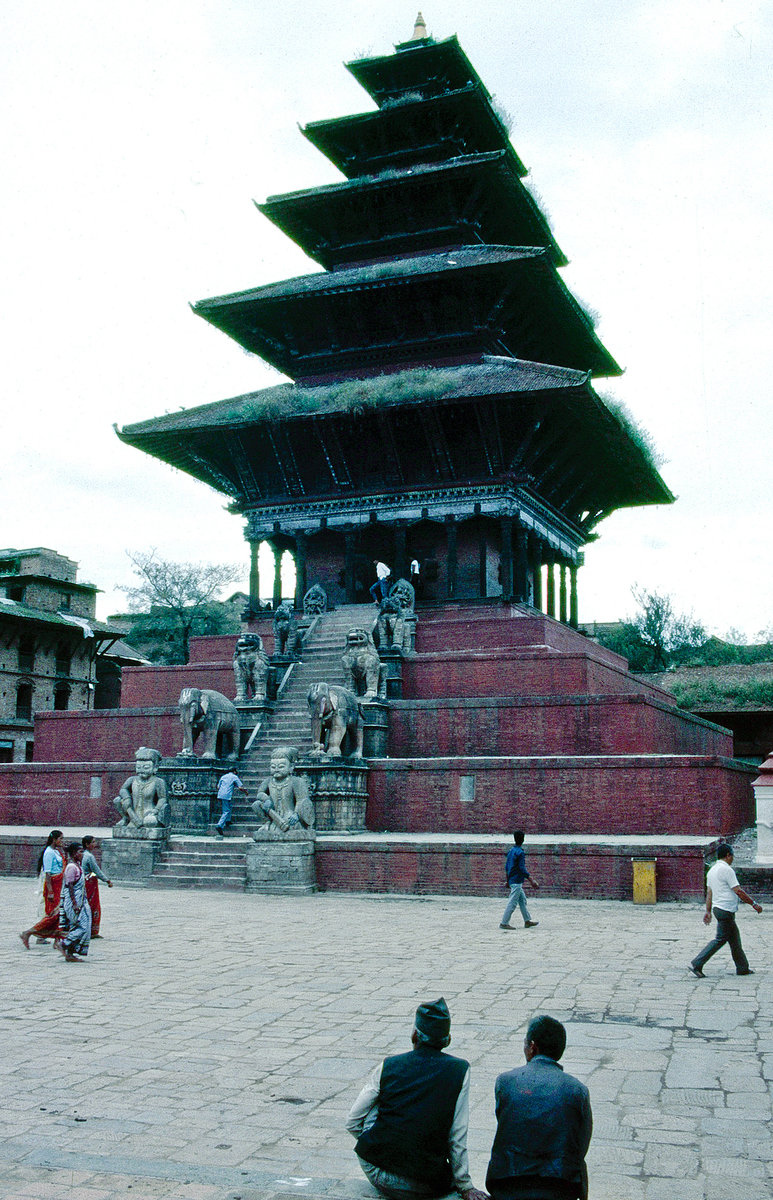 Tempel am Durbar Platz in Bhaktapur. Bild vom Dia. Aufnahme: September 1988.