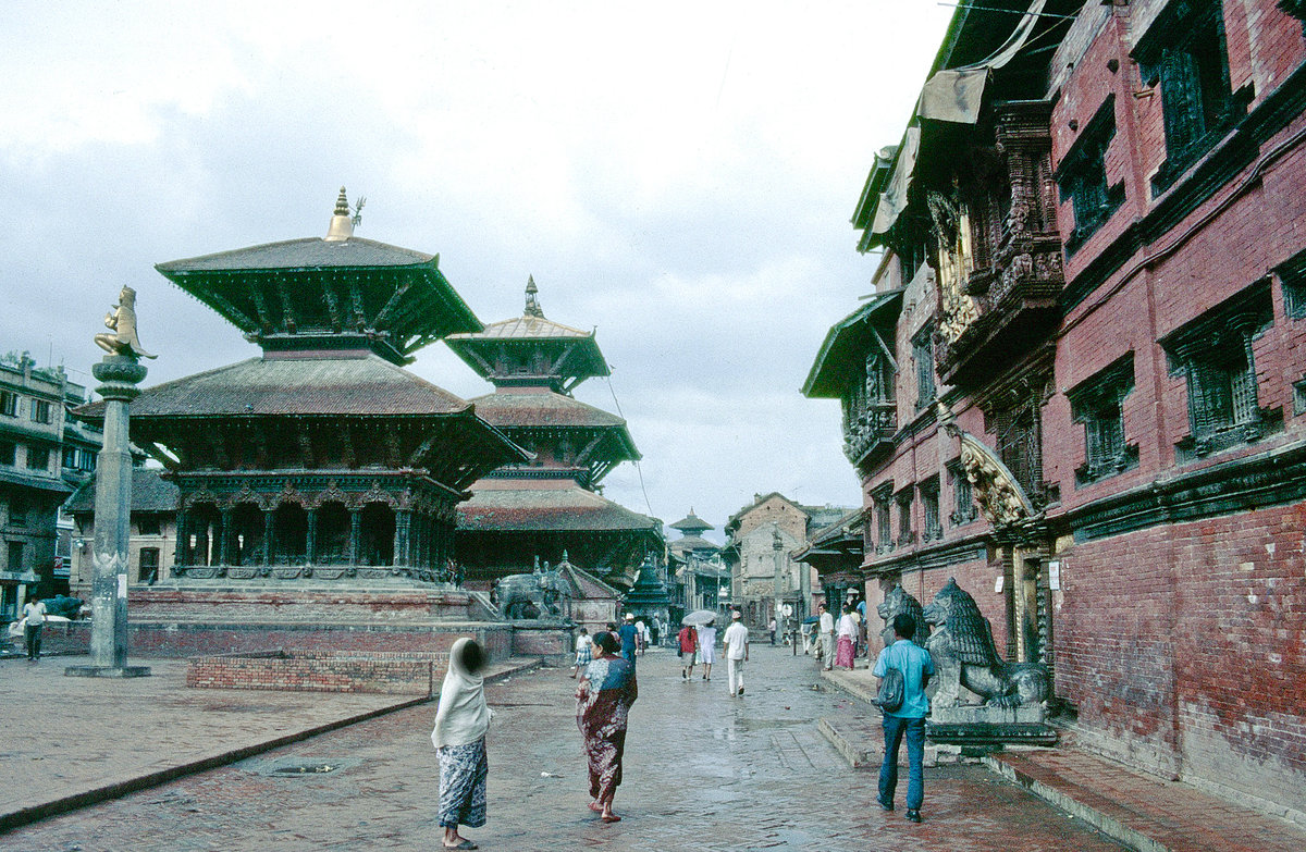 Tempel am Durbar Platz in Bhaktapur. Bild vom Dia. Aufnahme: September 1988.