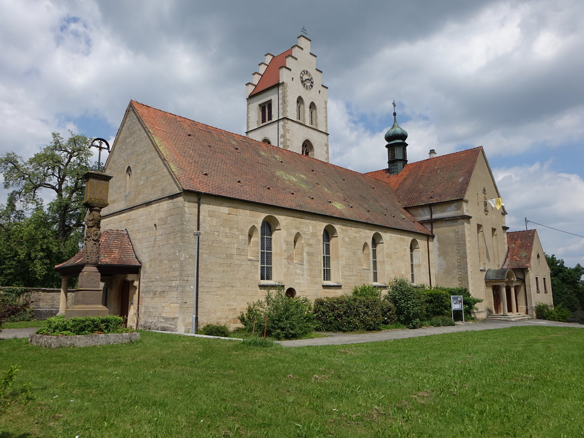 Tengen, frhgotische Pfarrkirche St. Laurentius, erbaut im 13. Jahrhundert, Kirchturm von 1518, barockisierung 1730 (25.05.2017)