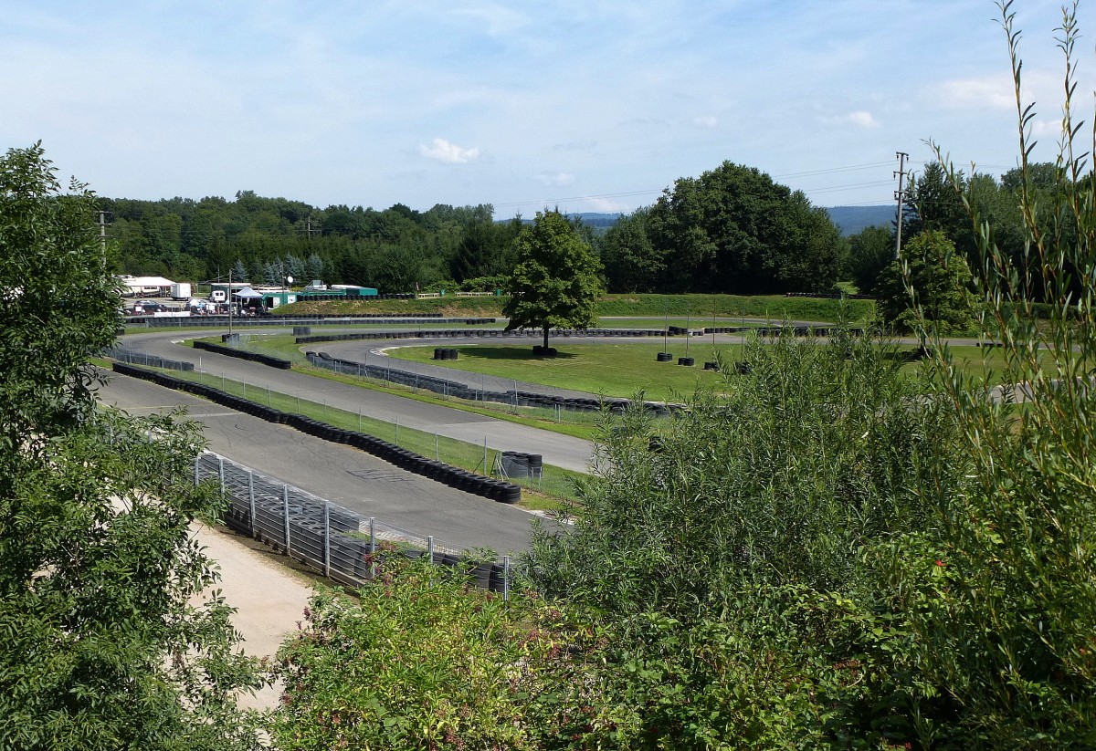 Teningen, Blick auf einen Teil der 780m langen internationalen Kartrennstrecke, Aug.2013