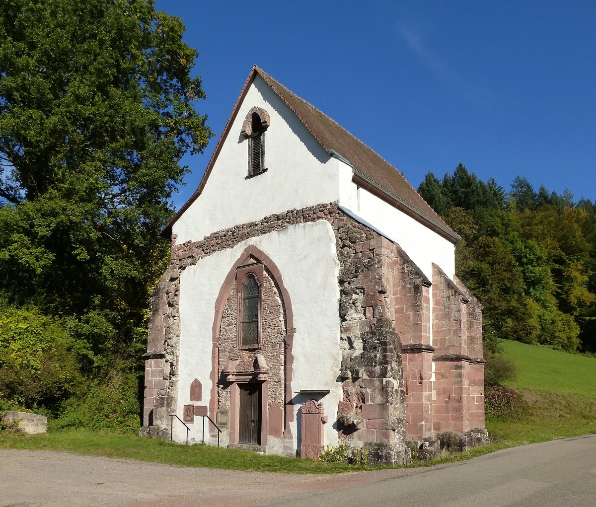 Tennenbach im LK Emmendingen, die ehemalige Hospitalkapelle ist der einzig erhaltene Teil der ehemals mchtigen Klosteranlage der Zisterzienser, Okt.2016