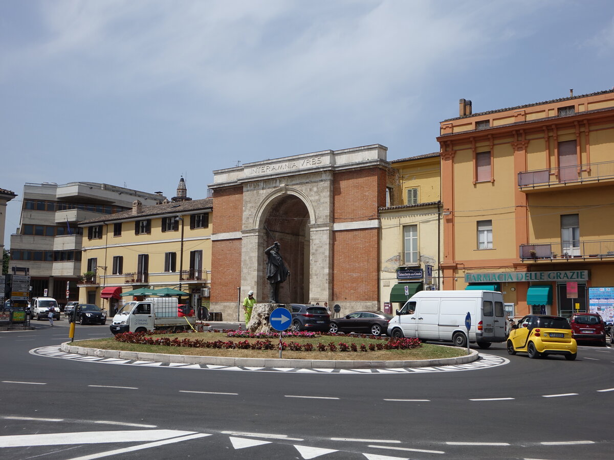 Teramo, Porta Madonna an der Piazza Caduti della Liberta (27.05.2022)