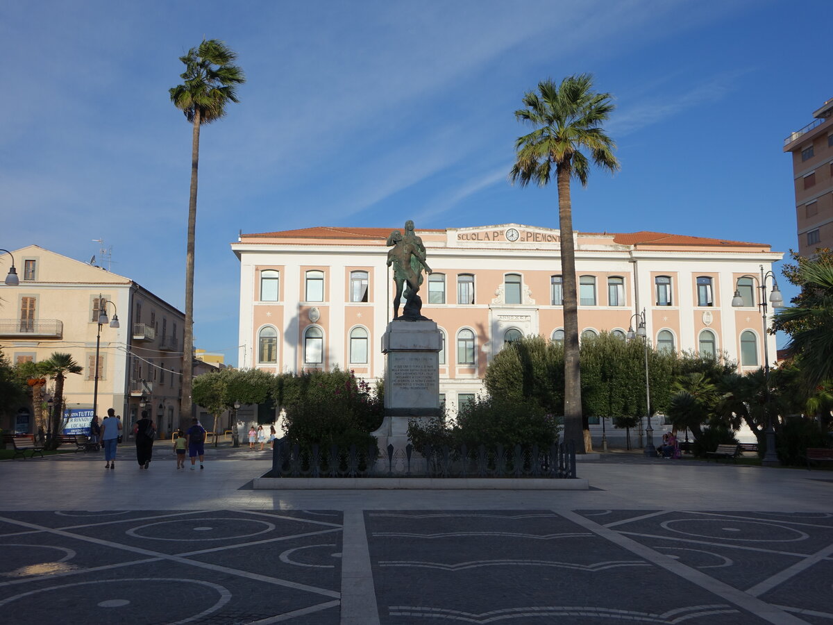 Termoli, Scuola Primaria Principe di Piemonte und Denkmal an der Piazza Vittorio Veneto (17.09.2022)