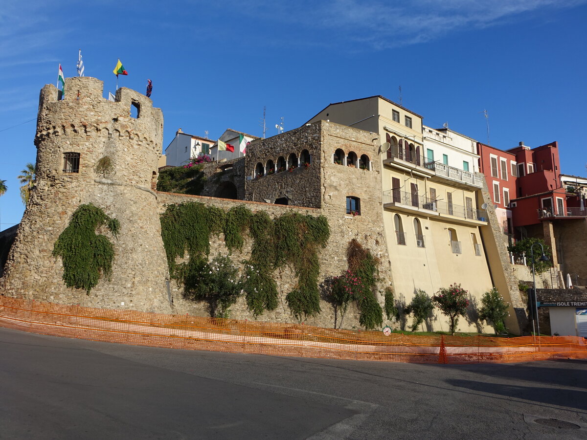 Termoli, Torre Belvedere und Huser in der Via del Porto (17.09.2022)