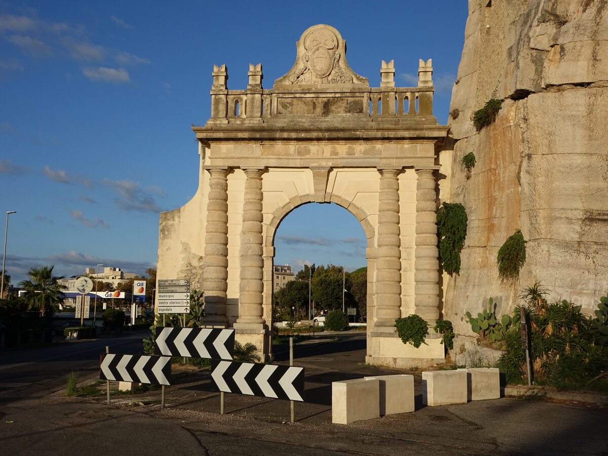 Terracina, Porta Napoletana an der Lungomare Giacomo Matteotti (21.09.2022)