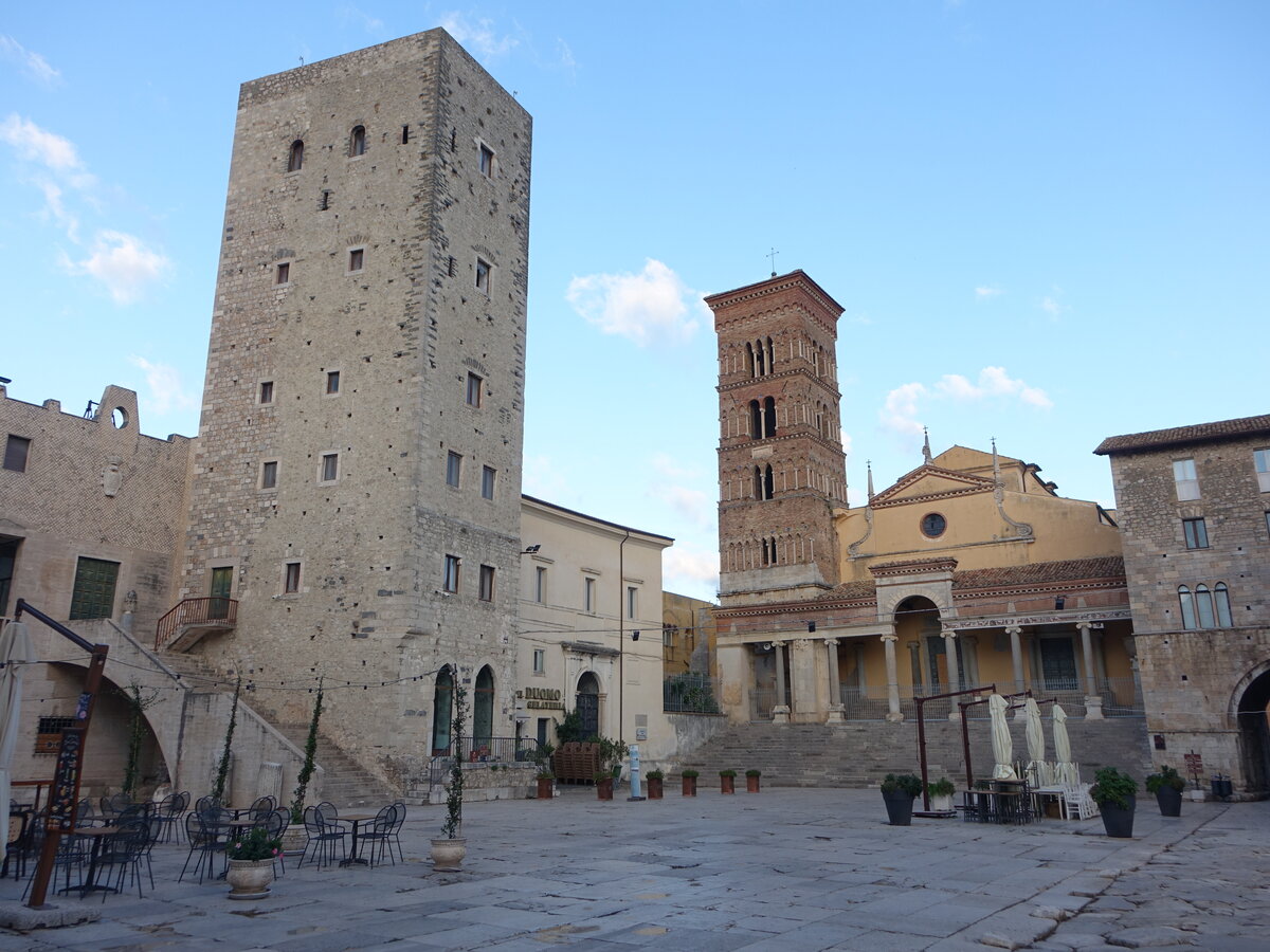 Terracina, Torre Frumentaria und Dom San Cesareo an der Piazza Municipio (21.09.2022)