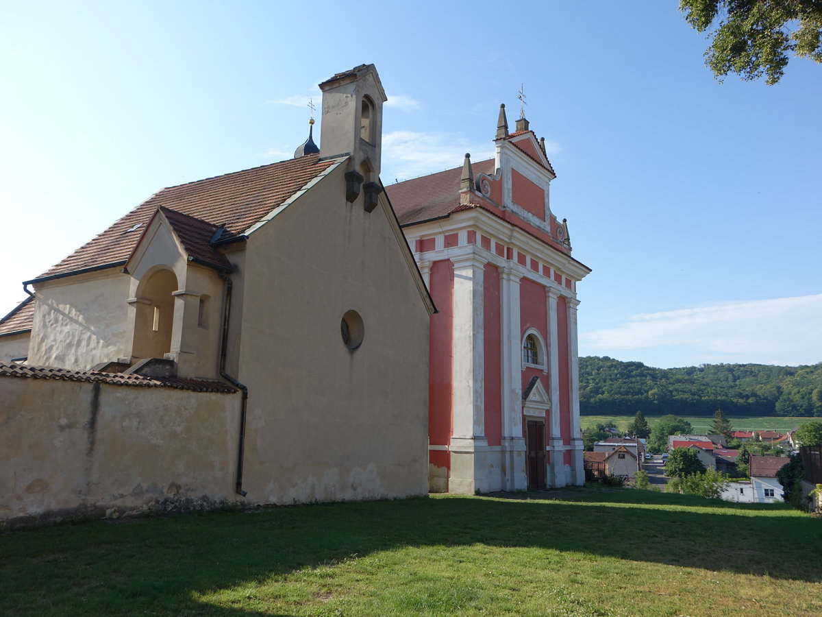 Tetin u Berouna, Pfarrkirchen St. Katharina und St. Ludmila, St. Katharina erbaut im 12. Jahrhundert, St. Ludmila erbaut 1685 (27.06.2020)
