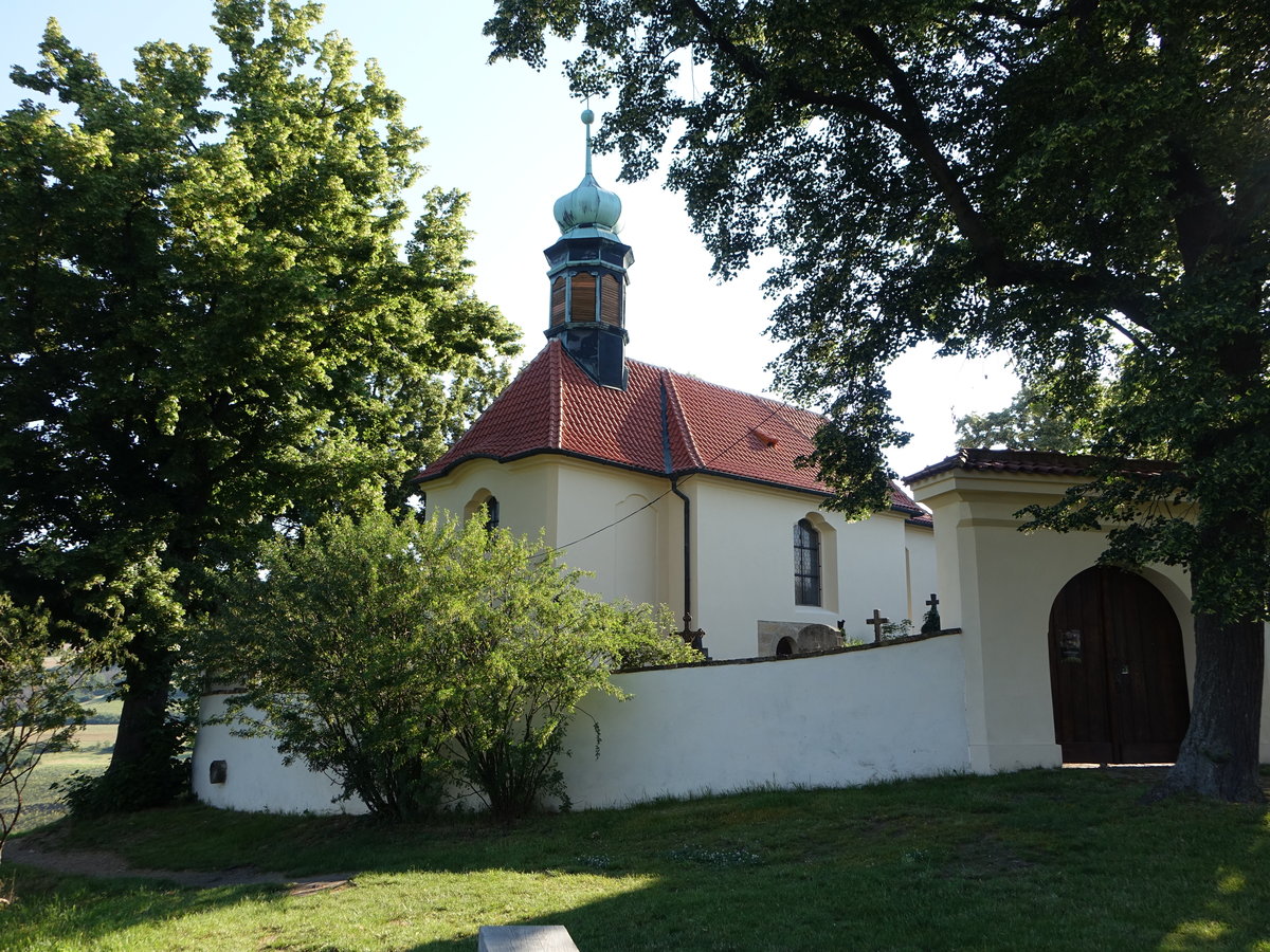 Tetin u Berouna, St. Johannes Nepomuk Kirche, erbaut 1836 anstelle der alten Wehrkirche St. Michael (27.06.2020)