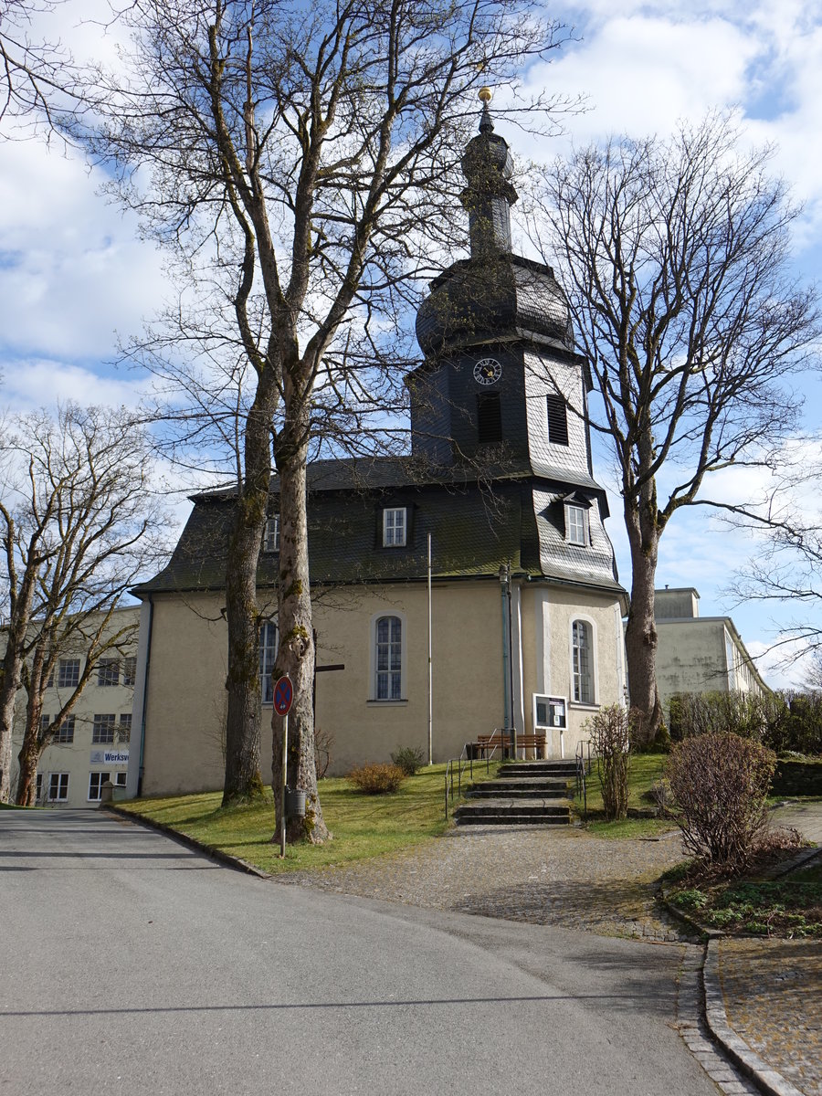 Tettau, Ev. Kirche Ad Portam Coeli, Saalbau mit eingezogenem Schluss, Sakristeianbau, 1646, Mansardwalmdach und Westturm mit welscher Haube von 1730/33 (14.04.2017)