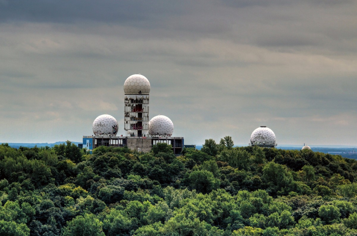 Teufelsberg Berlin (04.09.2013)

Er hat seinen Namen vom nahe gelegenen Teufelssee. Auf dem Berg befinden sich die markanten Bauten einer Flugberwachungs- und Abhrstation der US-amerikanischen Streitkrfte. Nach dem Abzug der Militrs wurde die Anlage von 1991 bis 1999 als Flugsicherungsradar-Station genutzt. Seitdem stehen die Gebude leer.