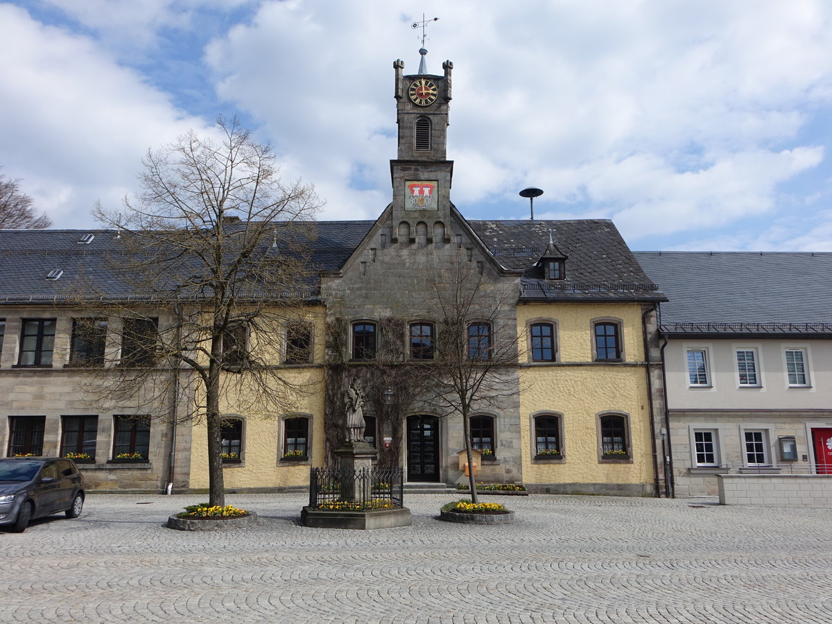 Teuschnitz, Rathaus an der Hauptstrae. Zweigeschossiger Traufseitbau mit Sandsteinquadern und Glockenturm, erbaut 1854 (14.04.2017)