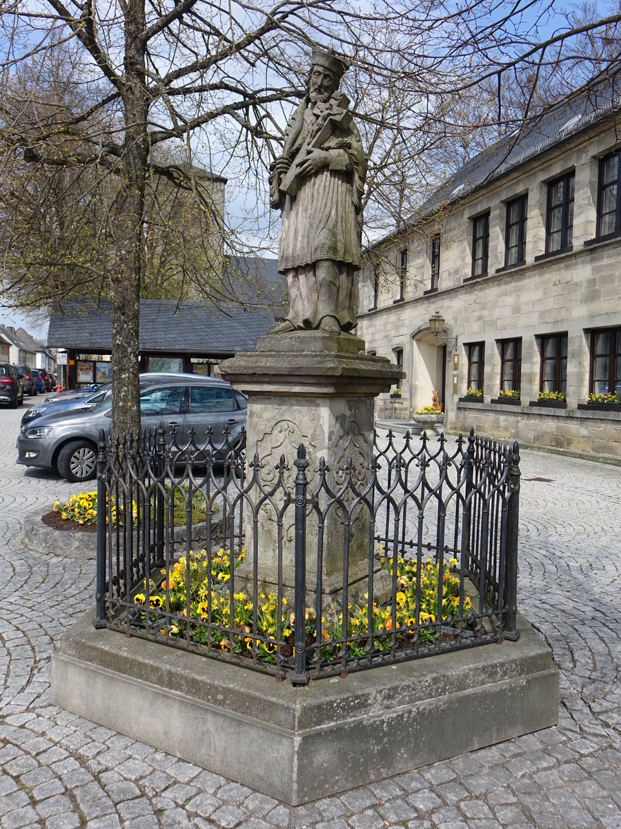 Teuschnitz, Sandstein Statue des heiligen Johannes Nepomuk von 1753 (14.04.2017)