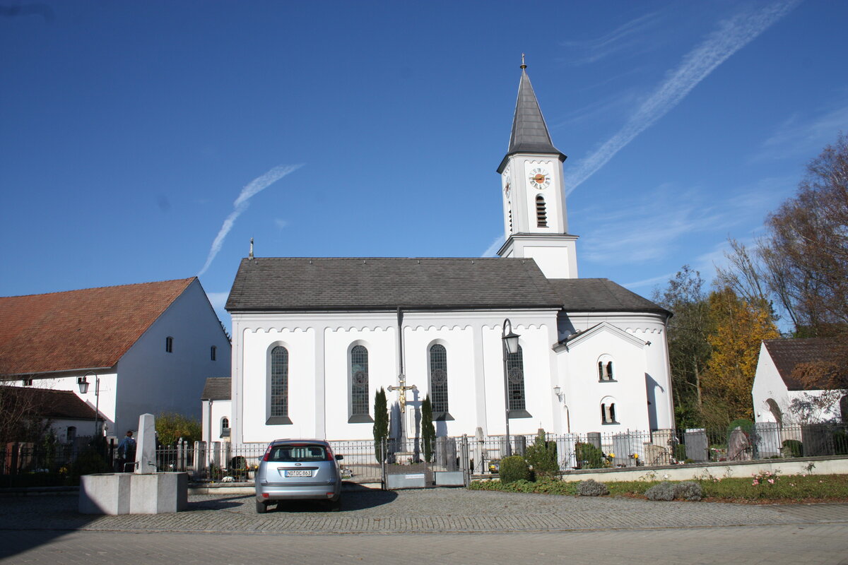 Thalhausen, Pfarrkirche St. Georg, Neuromanischer Saalbau mit eingezogenem, halbrundem Chor und Turm im nrdlichen Winkel, erbaut 1895 nach Plnen von Karl Kober (02.11.2014)