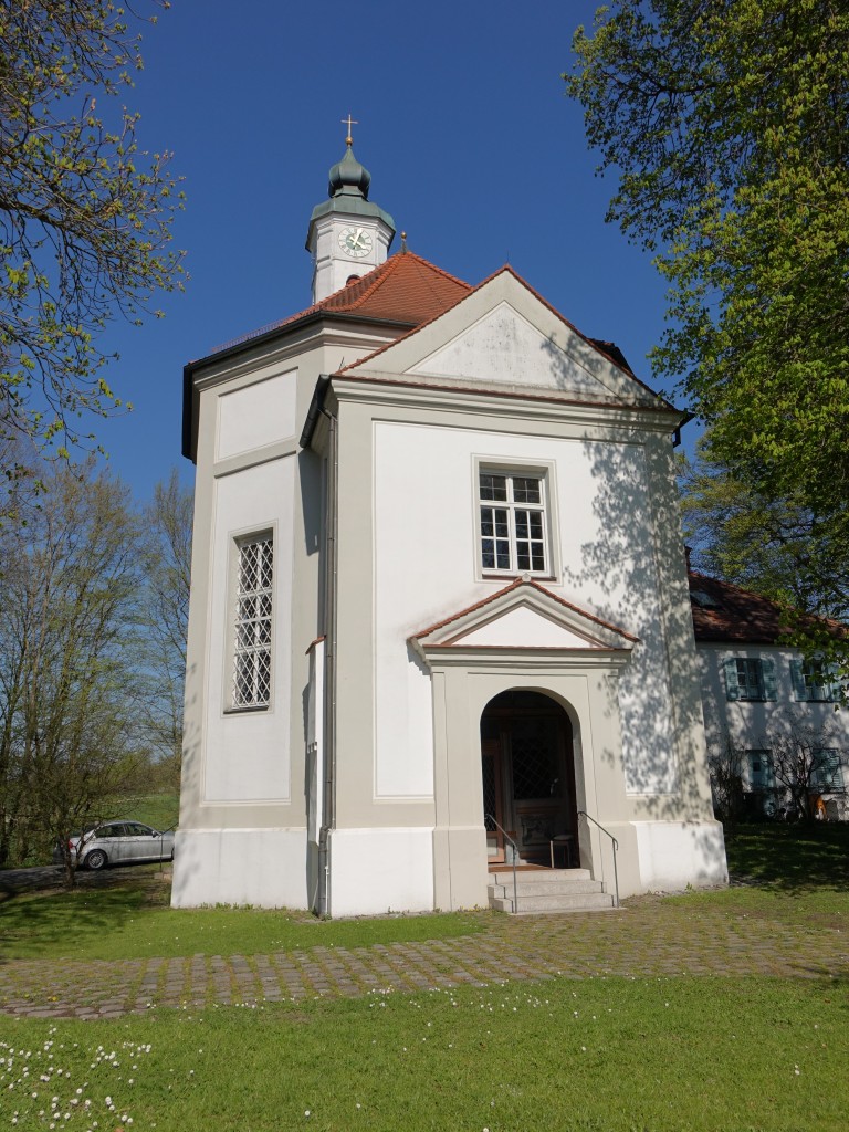 Thalhausen, Schlokirche St. Anna, erbaut 1707 durch Antonius Benno Hger von Anzing, achteckiger Zentralbau, Kirchturm mit gedrcktem Glockenhelm (19.04.2015) 