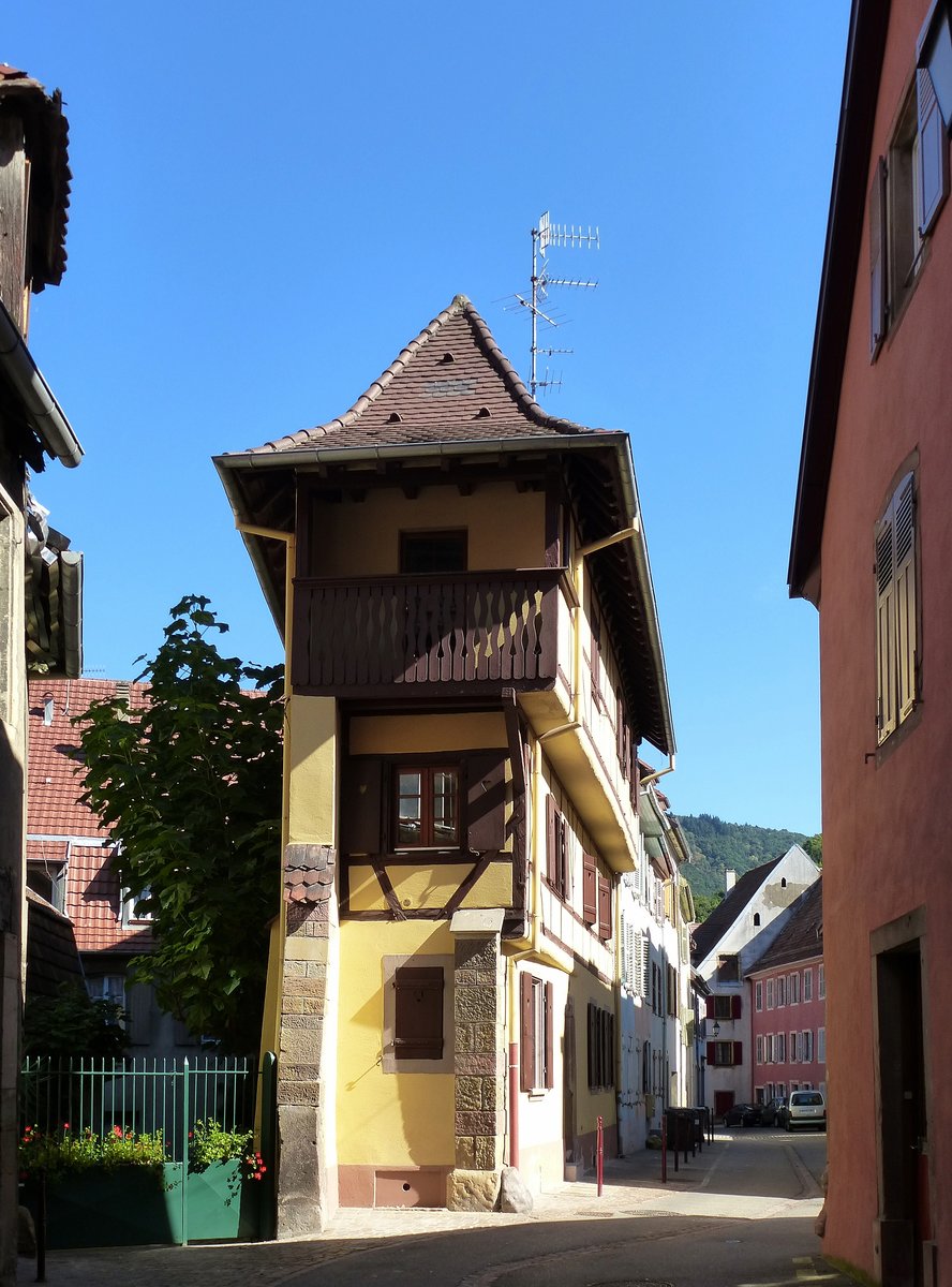 Thann, das  Schiefe Haus  in der Altstadt, erbaut 1594, Sept.2016