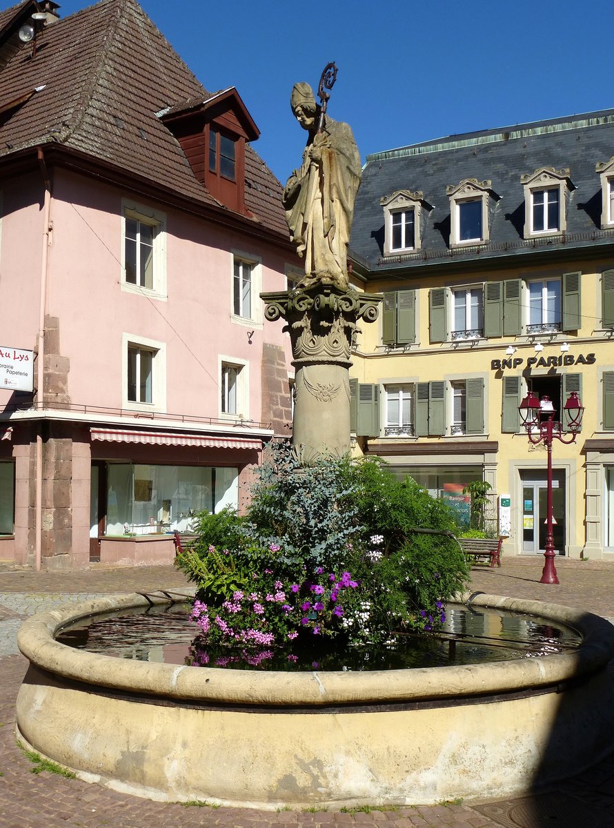 Thann, der Theobaldus-Brunnen nahe dem Mnster, aufgestellt 1549, Sept.2016