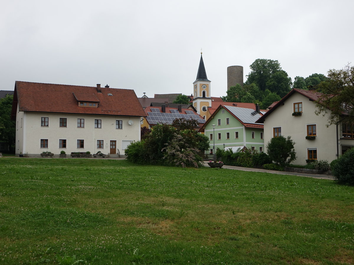 Thanstein, St. Johannes Kirche und Bergfried der Burgruine (04.06.2017)