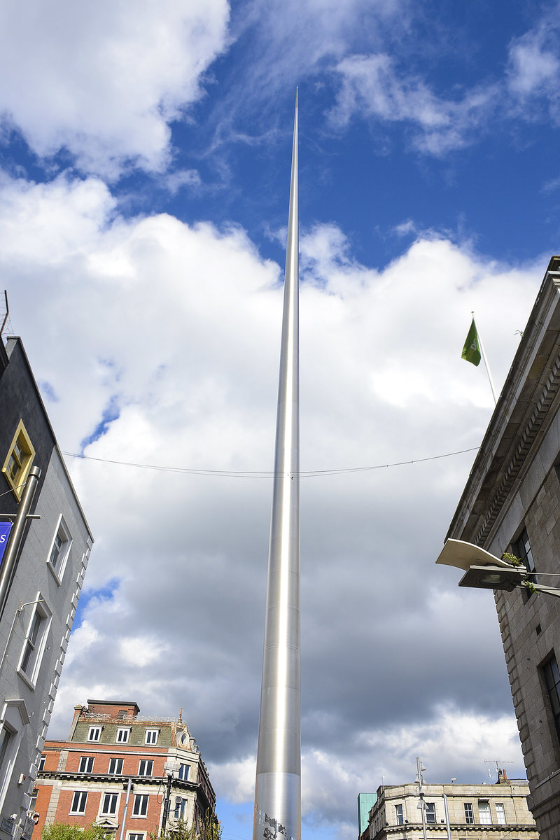 The Spire  ist ein Monument und Wahrzeichen von Dublin, der Hauptstadt Irlands. The Spire heit offiziell Monument of Light. Die 121.2 Meter hohe Edelstahlnadel steht seit 2003 in der Mitte der O’Connell Street.
Aufnahme: 12. Mai 2018.
