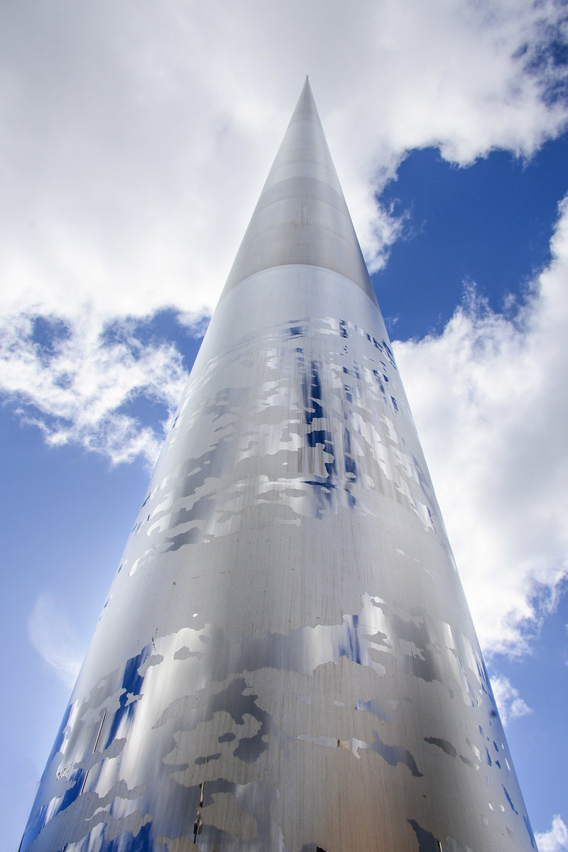 The Spire ist ein Monument und Wahrzeichen von Dublin, der Hauptstadt Irlands. Die Spire steht auf einem Betonfundament und hat an ihrem Fu einen Durchmesser von drei Metern, an der Spitze von 15 Zentimetern. In der Spitze ist darber hinaus ein Licht integriert, das bis in die Dublin Bay und das Umland deutlich wahrgenommen werden kann.
Aufnahme: 12. Mai 2018.