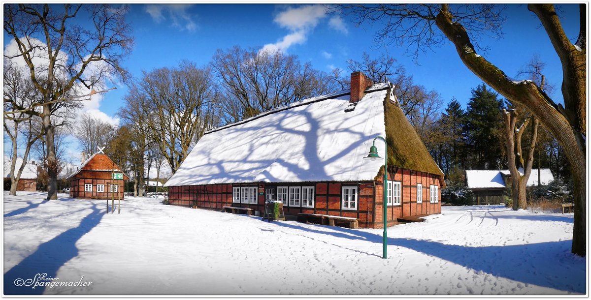 Theershof, heute Heimathaus von Schneverdingen, auerdem dient es als Nebenstelle vom Standesamt Schneverdingen. Hier kann man sich also ganz offiziell trauen lassen. Wer es romantisch mag, ist unter dem Reetdach genau richtig. Heidekreis im Februar 2021.