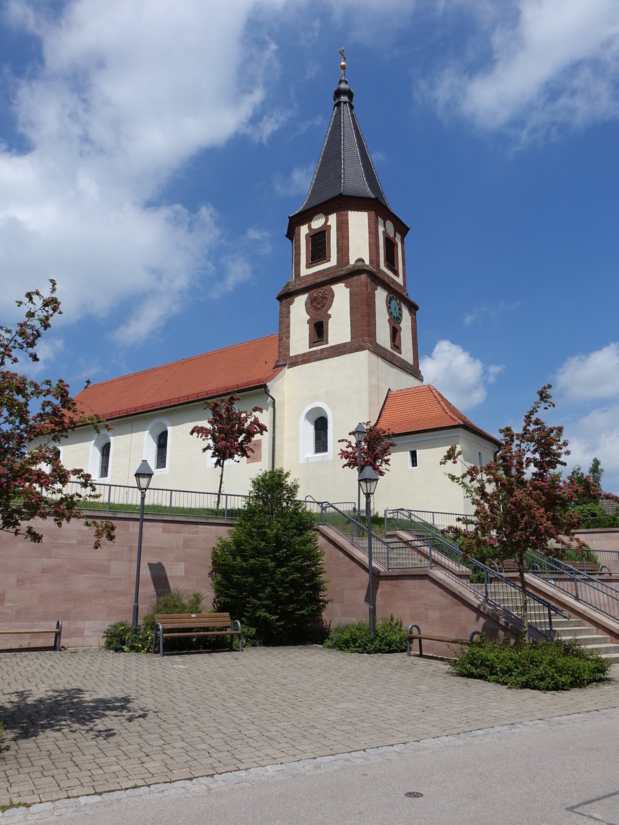 Theilenberg, St. Wenzeslaus Kirche, verputzter Satteldachbau mit eingezogenem Rechteckchor und Chorturm mit Spitzhelm, Langhaus erweitert 1714 und 1879 (26.05.2016)
