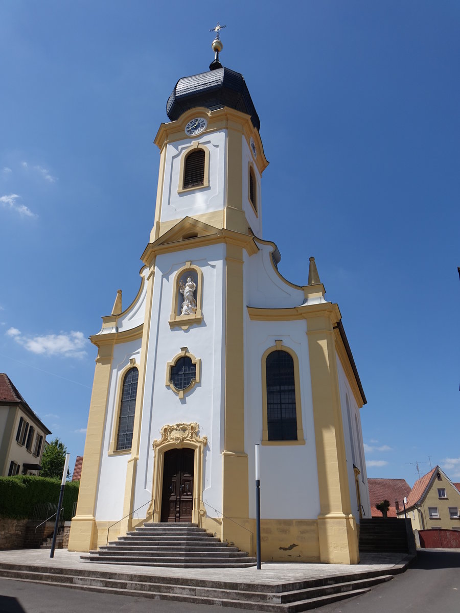 Theilheim, Allerheiligenkirche, Saalbau mit eingezogenem Chor und Fassadenturm mit Zwiebelhaube, erbaut von 1758 bis 1760 durch Johann Michael Fischer (27.05.2017)