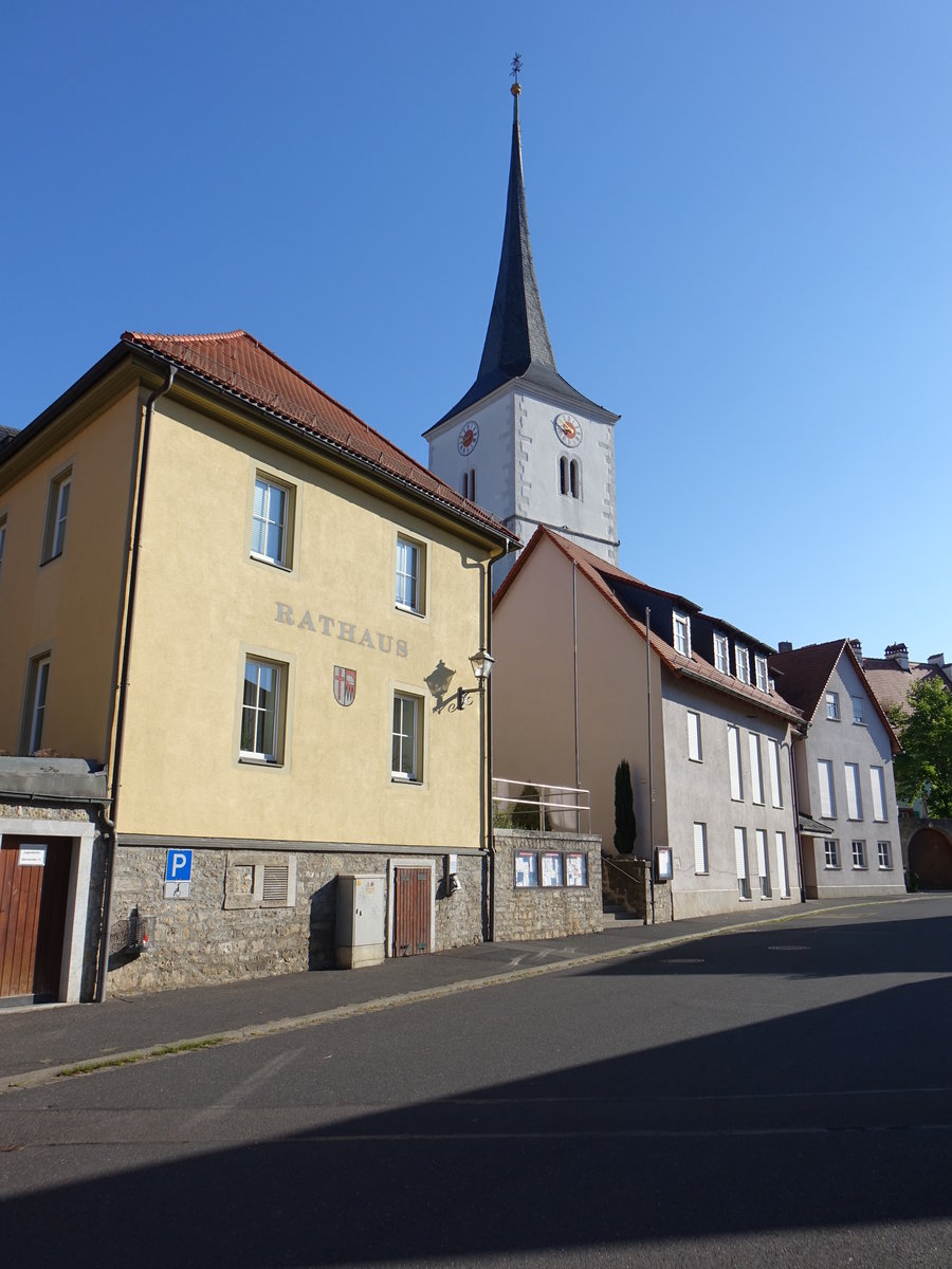 Theilheim, Rathaus und Pfarrkirche St. Johannes der Tufer in der Bachstrae (15.08.2017)