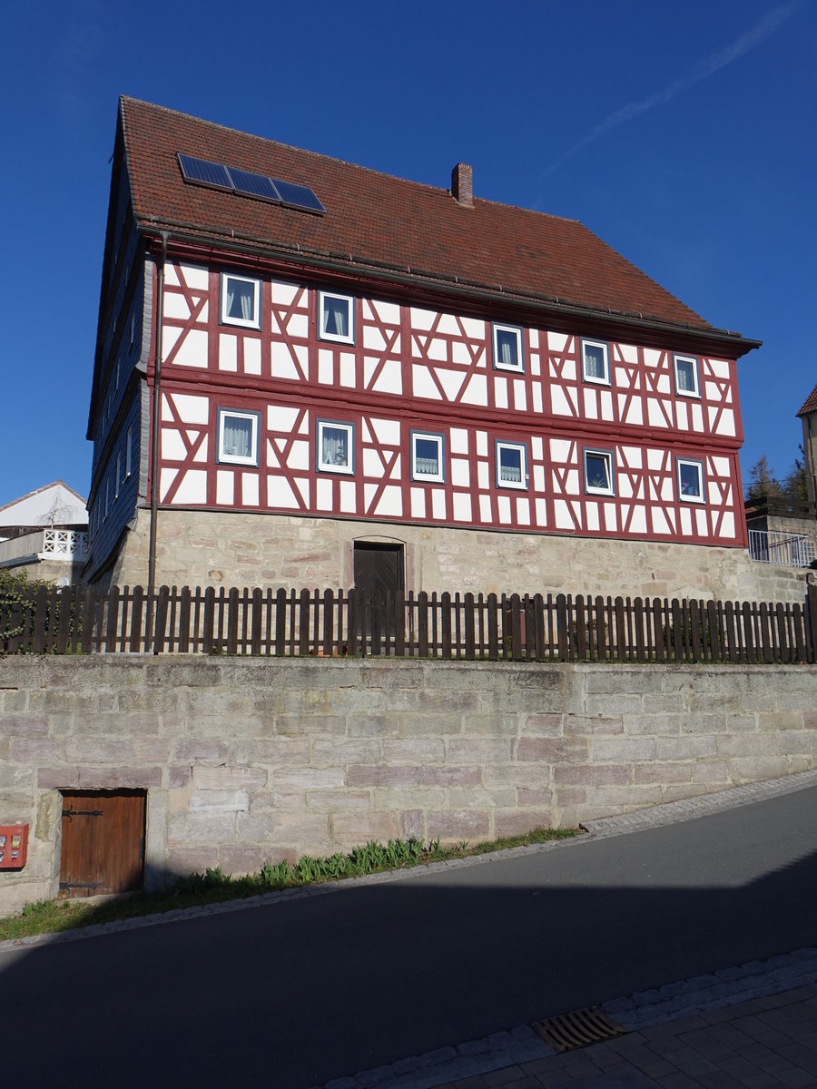 Theisenort, Gasthaus in der oberen Dorfstrae, Zweigeschossiger Satteldachbau auf hohem Sandsteinsockel, Fachwerk auf der sdlichen Giebelseite verschiefert, erbaut im 17. Jahrhundert (07.04.2018) 