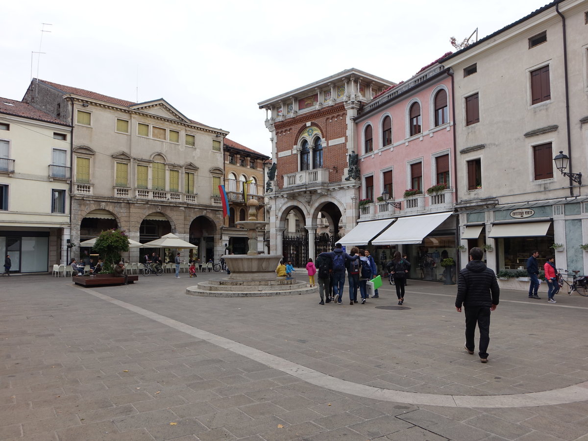 Thiene, Brunnen an der Piazza Giacomo Chilesotti (28.10.2017)