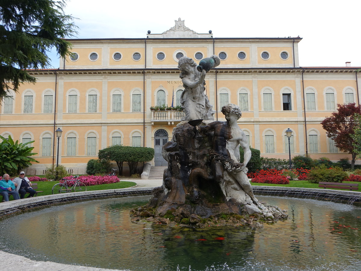 Thiene, Brunnen vor dem Rathaus am Corso Giuseppe Garibaldi (28.10.2017)